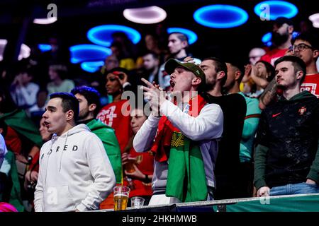 Amsterdam, Paesi Bassi. 04th Feb 2022. AMSTERDAM, PAESI BASSI - FEBBRAIO 4: Tifosi del Portogallo durante la partita delle semifinali Euro 2022 del Futsal maschile tra il Portogallo e la Spagna allo Ziggo Dome il 4 febbraio 2022 ad Amsterdam, Paesi Bassi (Foto di Jeroen Meuwsen/Orange Pictures) Credit: Orange Pics BV/Alamy Live News Foto Stock