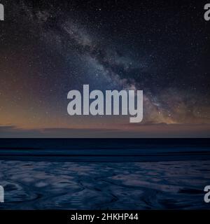 Immagine composita digitale della Via Lattea sulle immagini paesaggistiche assolutamente sbalorditive della spiaggia di Holywell Bay in Cornovaglia UK durante il tramonto di hojur dorato a Spri Foto Stock
