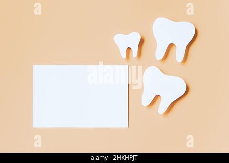 Spazzolini ecologici in legno su sfondo beige alla moda. Concetto di cura dentale. Buon giorno dentista. Biglietto di auguri. Foto Stock