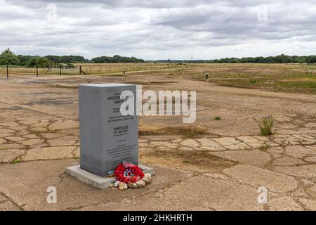 The Woodhall Spa Airfield Memorial nel centro della pista presso l'ex WWII RAF Woodhall Spa, Lincolnshire, Inghilterra. Foto Stock