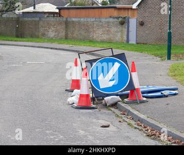 Segnaletica stradale e coni intorno ad alcune piccole opere di riavvolti. Foto Stock