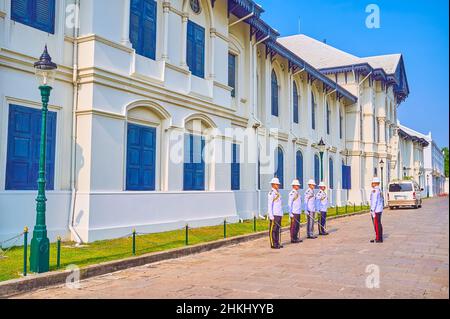 BANGKOK, THAILANDIA - 12 MAGGIO 2019: La Guardia reale al Grande Palazzo, residenza ufficiale del Re di Thailandia, il 12 maggio a Bangkok Foto Stock
