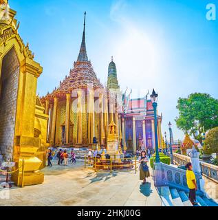 BANGKOK, THAILANDIA - 12 MAGGIO 2019: I templi centrali sulla terrazza Phaithi nel complesso Wat Phra Kaew nel Grand Palace, il 12 maggio a Bangkok, Thailandia Foto Stock