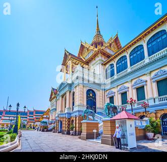 BANGKOK, THAILANDIA - 12 MAGGIO 2019: Il custode all'ingresso centrale di Phra Thinang Chakri Maha Prasat del Grande Palazzo, il 12 maggio a Bangkok, Thail Foto Stock