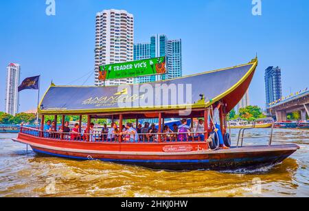 BANGKOK, THAILANDIA - 12 MAGGIO 2019: La barca orientale con tetto in stile pagoda sul fiume Chao Phraya, il 12 maggio a Bangkok, Thailandia Foto Stock