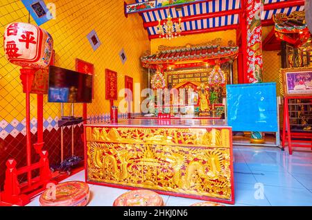 Interno del Lao Pun Tao Kong santuario con altare laterale e tavolo sorprendente con draghi dorati intagliati in stile cineese, Bangkok, Thailandia Foto Stock