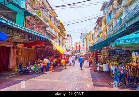 BANGKOK, THAILANDIA - 12 MAGGIO 2019: Il vicolo del mercato di Sampheng, uno dei più grandi mercati di Chinatown di Bangkok, il 12 maggio a Bangkok, Thailan Foto Stock