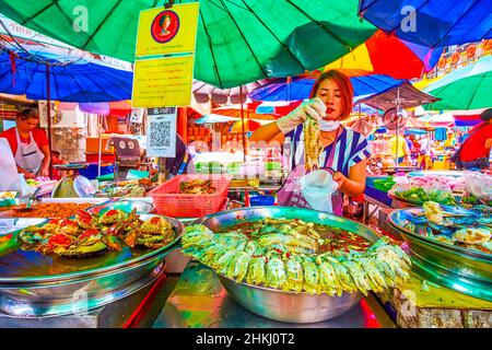 BANGKOK, THAILANDIA - 12 MAGGIO 2019: Lo stallo nel mercato di Sampheng a Chinatown offre una varietà di frutti di mare sottaceto, il 12 maggio a Bangkok Foto Stock