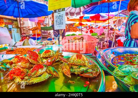 Granchi ripieni e frutti di mare sottaceto nel caffè del mercato all'aperto di Sampheng a Chinatown, Bangkok, Thailandia Foto Stock