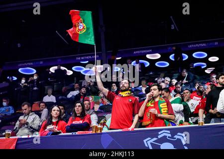 Amsterdam, Paesi Bassi. 04th Feb 2022. AMSTERDAM, PAESI BASSI - FEBBRAIO 4: Tifosi del Portogallo durante la partita delle semifinali Euro 2022 del Futsal maschile tra il Portogallo e la Spagna allo Ziggo Dome il 4 febbraio 2022 ad Amsterdam, Paesi Bassi (Foto di Jeroen Meuwsen/Orange Pictures) Credit: Orange Pics BV/Alamy Live News Foto Stock