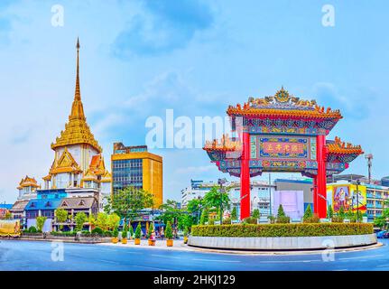 BANGKOK, THAILANDIA - 12 MAGGIO 2019: Vista panoramica sulla piccola piazza con Chinatown Gate e Wat Traimin Tempio con alta guglia dorata, il 12 maggio a Bangk Foto Stock