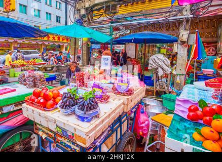 BANGKOK, THAILANDIA - 12 MAGGIO 2019: I carrelli di frutta per le strade del mercato di Sampheng a Chinatown, il 12 maggio a Bangkok, Thailandia Foto Stock