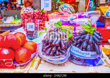 BANGKOK, THAILANDIA - 12 MAGGIO 2019: Insolite uve Sweet Sapphire su carrello di frutta nel mercato di Chinatown, il 12 maggio a Bangkok, Thailandia Foto Stock