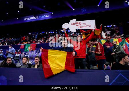 Amsterdam, Paesi Bassi. 04th Feb 2022. AMSTERDAM, PAESI BASSI - FEBBRAIO 4: I fan della Spagna durante la partita di semifinali Euro 2022 del Futsal maschile tra Portogallo e Spagna al Duomo di Ziggo il 4 febbraio 2022 ad Amsterdam, Paesi Bassi (Foto di Jeroen Meuwsen/Orange Pictures) Credit: Orange Pics BV/Alamy Live News Foto Stock