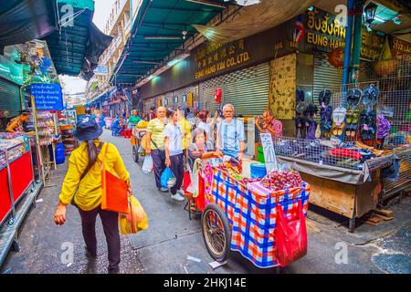 BANGKOK, THAILANDIA - 12 MAGGIO 2019: Passeggia lungo i vicoli stretti del mercato di Sampheng, nei dintorni di numerose bancarelle e carrelli alimentari di strada, il 12 maggio a Ban Foto Stock