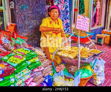 BANGKOK, THAILANDIA - 12 MAGGIO 2019: Donna anziana che vende banane alla griglia a Chinatown, il 12 maggio a Bangkok, Thailandia Foto Stock