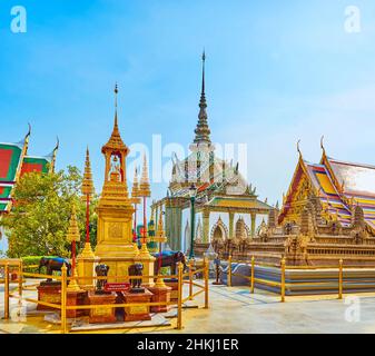 BANGKOK, THAILANDIA - 12 MAGGIO 2019: L'imponente monumento dorato delle insegne reali del re della dinastia Chakri nel Grande Palazzo, il 12 maggio a Ban Foto Stock