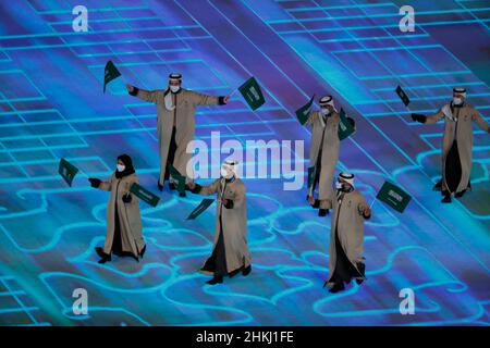 Pechino, Hebei, Cina. 4th Feb 2022. L'Arabia Saudita si sposa durante la cerimonia di apertura dei Giochi Olimpici invernali di Pechino 2022 allo Stadio Nazionale di Pechino. (Credit Image: © David G. McIntyre/ZUMA Press Wire) Credit: ZUMA Press, Inc./Alamy Live News Foto Stock
