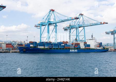 Un freighter Arkas è ancorato sul porto, nave container nel porto industriale in import export business Foto Stock