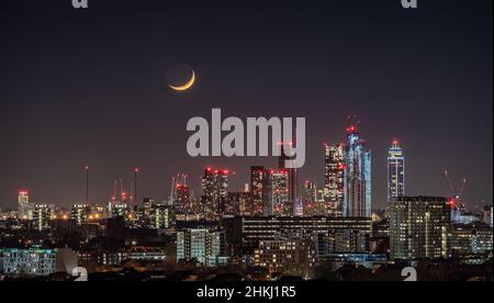 Londra, Regno Unito. 4th Feb 2022. UK Meteo: Il moesonset sopra la città vede una luna crescente di 16,3% di ceretta verso gli edifici nel sud-ovest di Londra. Credit: Guy Corbishley/Alamy Live News Foto Stock