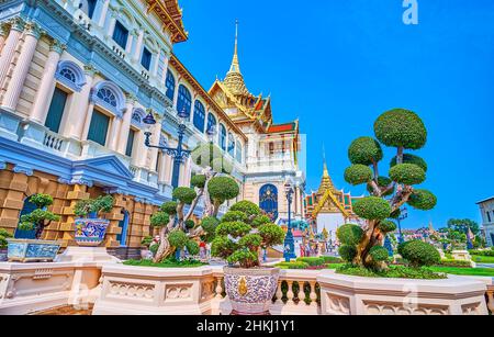 BANGKOK, THAILANDIA - 12 MAGGIO 2019: I cespugli rifiniti nella Sala del Trono del Grande Palazzo, il 12 maggio a Bangkok, Thailandia Foto Stock