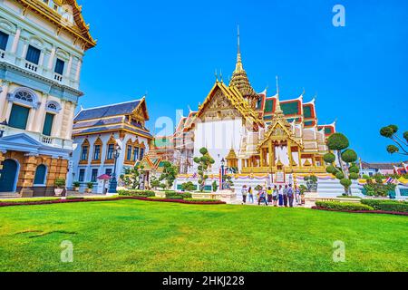 BANGKOK, THAILANDIA - 12 MAGGIO 2019: La vista su Phra Thinang Dusit Maha Prasat attraverso Rathakit campo del Grande Palazzo, il 12 maggio a Bangkok, Thailandia Foto Stock