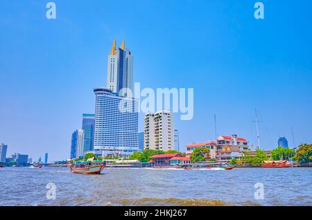 I moderni edifici residenziali, hotel e centri d'affari sulla riva del fiume Chao Phraya a Bangkok, Thailandia Foto Stock