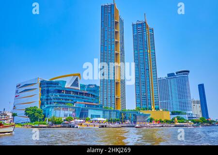 BANGKOK, THAILANDIA - 12 MAGGIO 2019: La facciata del moderno centro commerciale Iconsiam e Magnolias Waterfront Residences grattacieli dal Chao Phraya Foto Stock