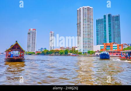 BANGKOK, THAILANDIA - 12 MAGGIO 2019: Traghetto in stile orientale sul fiume Chao Phraya, il 12 maggio a Bangkok, Thailandia Foto Stock