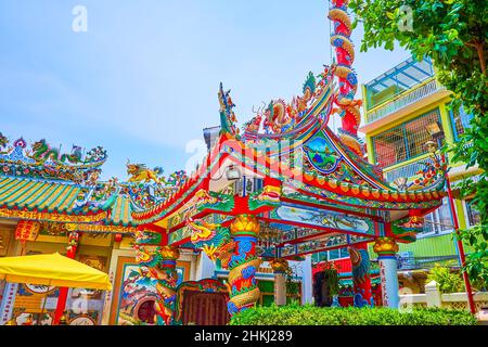 Il colorato padiglione del santuario di Lao Pun Tao Kong, il piccolo tempio cineese in un labirinto di strade di mercato di Chinatown di Bangkok, Thailandia Foto Stock