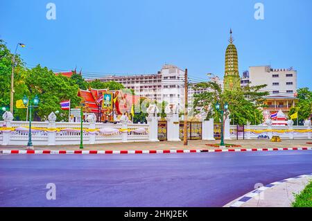 Il paesaggio urbano panoramico di Bangkok con verde prang del Tempio di Wat Ratchaburana sullo sfondo, Thailandia Foto Stock