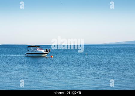 Piccolo yacht di lusso ormeggiato in mare vicino a Vir, Croazia Foto Stock