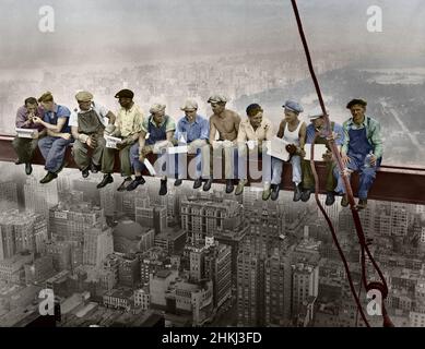 Pranzo in cima a uno Skyscraper, New York, 1932. Vecchia fotografia mano-colorazione. I lavoratori mangiano seduti su un fascio di ferro. Visualizzazione dell'immagine a colori in bianco e nero. Foto Stock