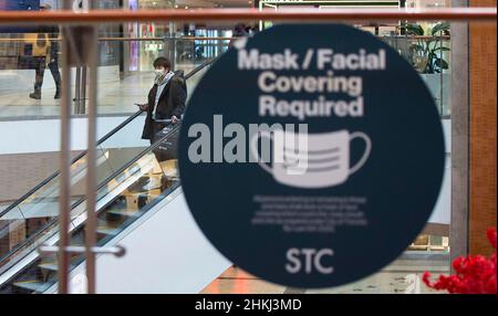 Toronto, Canada. 4th Feb 2022. Un uomo che indossa una maschera facciale è visto dietro un segno che ricorda alla gente di indossare maschere facciali in un centro commerciale a Toronto, Ontario, Canada, il 4 febbraio 2022. Il Canada ha confermato 10.336 nuovi casi COVID-19 venerdì pomeriggio, elevando il suo caseload nazionale a 3.106.549 con 34.493 morti, CTV ha riferito. Credit: Zou Zheng/Xinhua/Alamy Live News Foto Stock