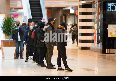 Toronto, Canada. 4th Feb 2022. I clienti che indossano maschere facciali aspettano in fila per entrare in un negozio presso un centro commerciale a Toronto, Ontario, Canada, il 4 febbraio 2022. Il Canada ha confermato 10.336 nuovi casi COVID-19 venerdì pomeriggio, elevando il suo caseload nazionale a 3.106.549 con 34.493 morti, CTV ha riferito. Credit: Zou Zheng/Xinhua/Alamy Live News Foto Stock