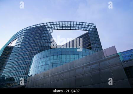 BRUXELLES, BELGIO -6 GENNAIO 2022- Vista dell'edificio Charlemagne della Commissione europea dell'Unione europea (UE) con sede a Bruxelles, Belgio. Foto Stock