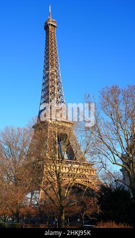 PARIGI, FRANCIA -14 GENNAIO 2022 - Vista della Torre Eiffel, il punto di riferimento più famoso di Parigi. Foto Stock