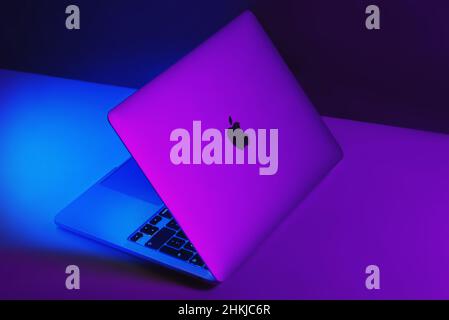 Izmir, Turchia - 10 gennaio 2022: Computer portatile MacBook pro modello Apple Brand M1 con luci viola e blu Foto Stock