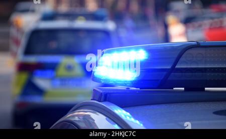 Amburgo, Germania. 06th maggio 2020. Una macchina di pattuglia della polizia è in servizio con luci blu. Credit: Daniel Bockwoldt/dpa/Daniel Bockwoldt/dpa/Alamy Live News Foto Stock