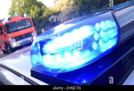 Amburgo, Germania. 06th maggio 2020. Una macchina di pattuglia della polizia è in servizio con luci blu. Credit: Daniel Bockwoldt/dpa/Daniel Bockwoldt/dpa/Alamy Live News Foto Stock