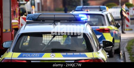 Amburgo, Germania. 06th maggio 2020. Una macchina di pattuglia della polizia è in servizio con luci blu. Credit: Daniel Bockwoldt/dpa/Daniel Bockwoldt/dpa/Alamy Live News Foto Stock