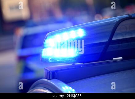 Amburgo, Germania. 06th maggio 2020. Una macchina di pattuglia della polizia è in servizio con luci blu. Credit: Daniel Bockwoldt/dpa/Daniel Bockwoldt/dpa/Alamy Live News Foto Stock