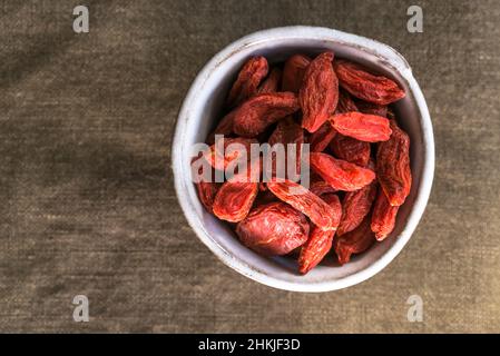 Berries di Goji essiccate in una ciotola Foto Stock