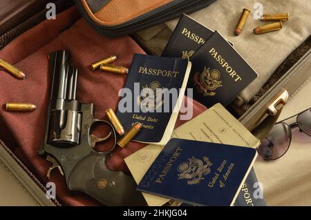 Armi e passaporti di bagagli di terroristi o agenti segreti Foto Stock