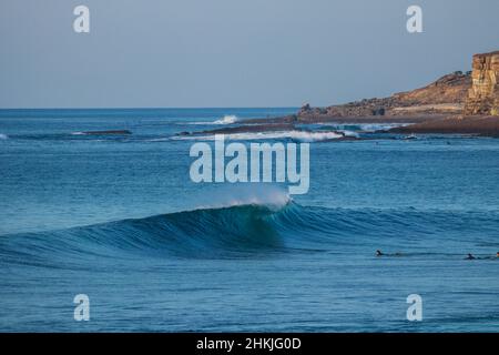 Perfetta onda che si infrange in una spiaggia. Punto di surf Foto Stock