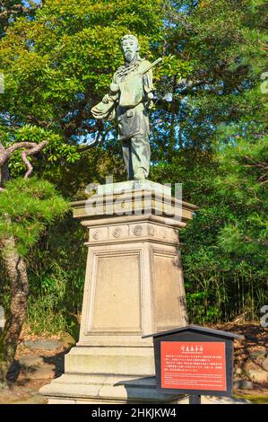 tokyo, giappone - aprile 09 2021: Statua in bronzo ossidata dell'eroe giapponese Umashimadenomikoto scolpita da Chokichi Suzuki per l'anniversario del matrimonio in argento Foto Stock