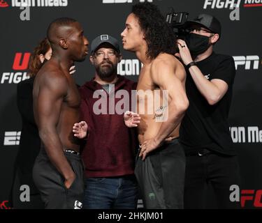 Las Vegas, Stati Uniti. 04th Feb 2022. 4 FEBBRAIO 2022, LAS VEGAS, LAS VEGAS, NV, Stati Uniti: LAS VEGAS, NV - 4 febbraio: Tresean Gore (L) e Bryan Battle (R) si affrontano all'UFC Apex per UFC Vegas 47 - Hermansson vs Srickland - pesate-in il 4 febbraio 2022 a LAS VEGAS, Stati Uniti. (Credit Image: © Louis Grasse/PX Imagens via ZUMA Press Wire) Credit: ZUMA Press, Inc./Alamy Live News Foto Stock