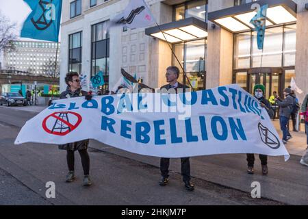 Londra, Regno Unito. 04th Feb 2022, Global Coastline Rebellion / Extinction Rebellion manifesti di fronte al Shell Center sulla South Bank di Londra. Credit: Antony Meadley/Alamy Live News Foto Stock