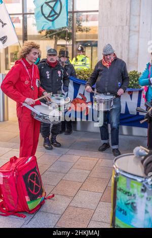 Londra, Regno Unito. 04th Feb 2022, Global Coastline Rebellion / Extinction Rebellion manifesti di fronte al Shell Center sulla South Bank di Londra. Credit: Antony Meadley/Alamy Live News Foto Stock