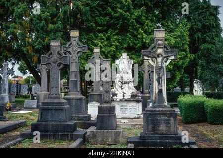 Dublino, Irlanda, agosto 2019 antiche tombe con croci celtiche e sculture nel cimitero di Glasnevin Foto Stock